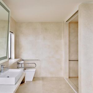 Guest room Twin or Single Beds Lake view